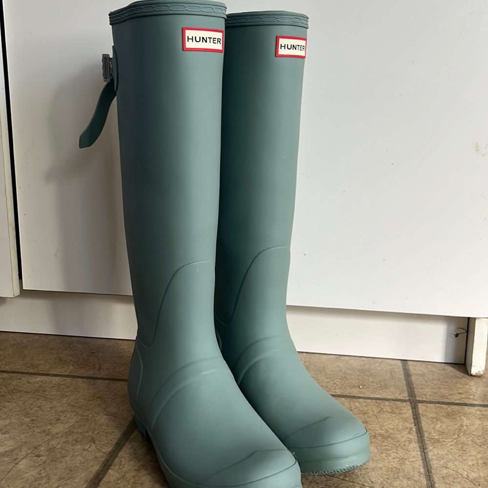 HUNTER Tall Boots w/ adjustable strap NEVER WORN